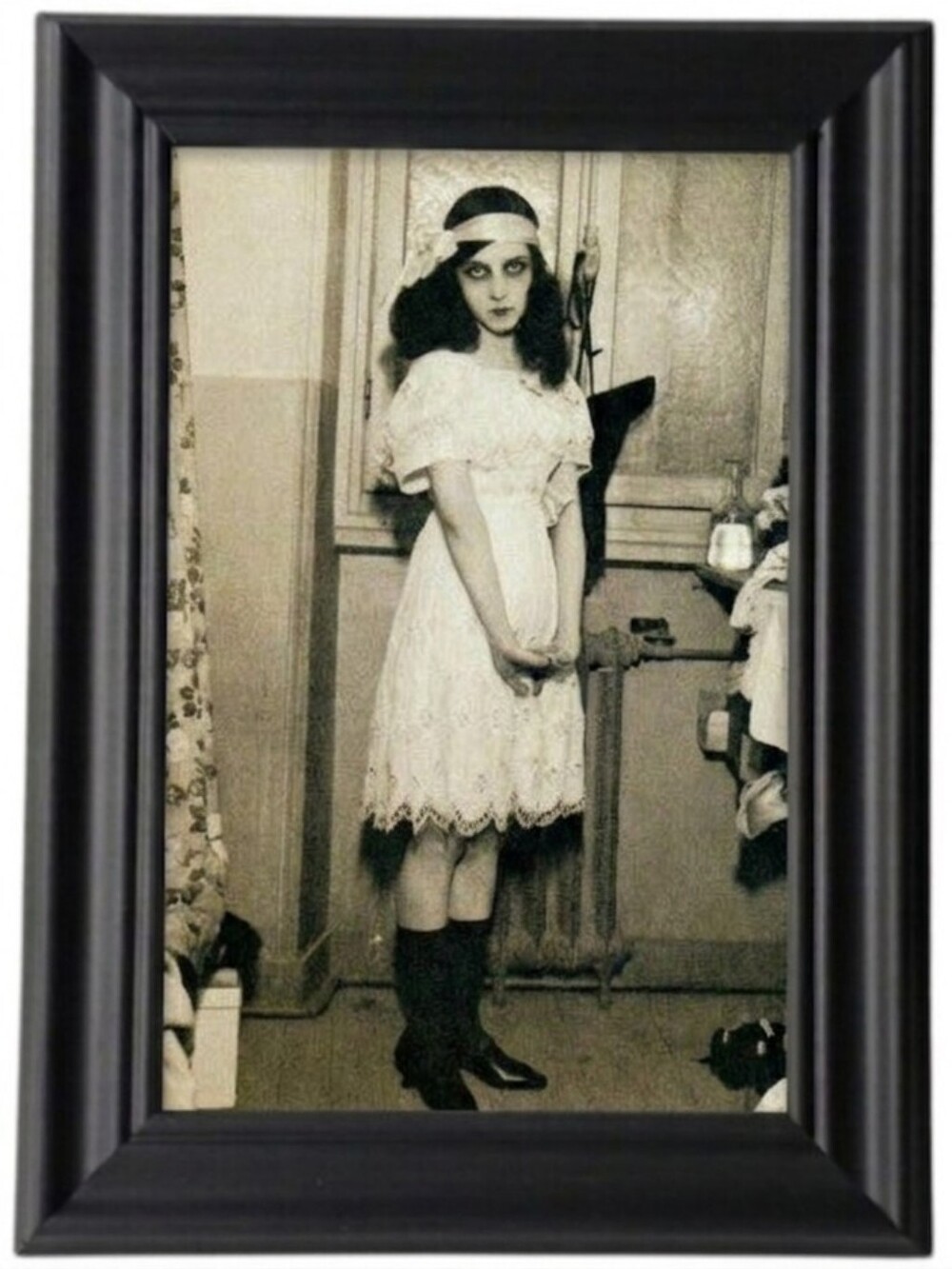 Ghost Girl Paranormal Oddity Strange Creepy Ghodtly Silent Twins Werid Modern